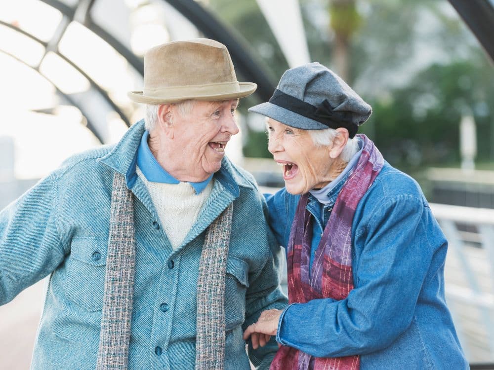 Älteres Ehepaar lachend