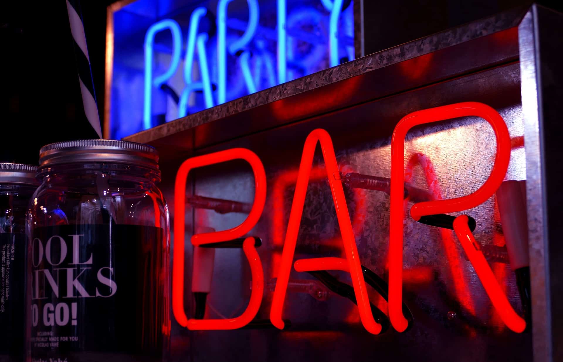Die Worte "Party" und "Bar" in Leuchtschrift
